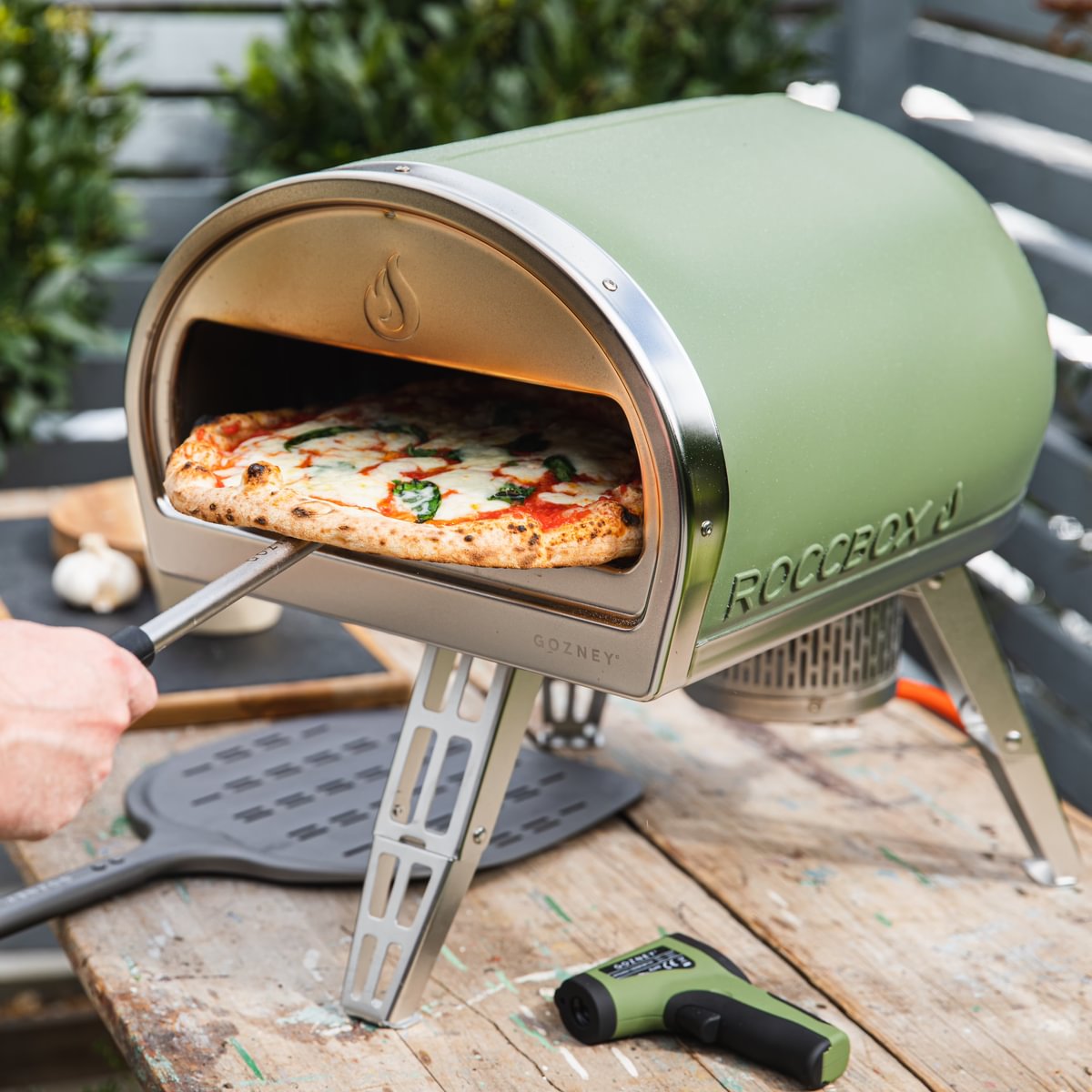 Gozney Roccbox Pizzaofen mit Abdeckhaube und Servierteller