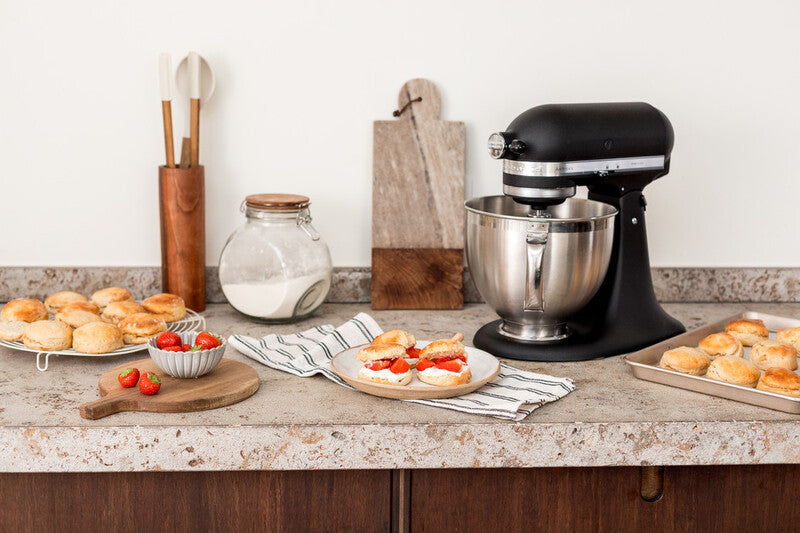 KitchenAid 4,8 L 5KSM175 Artisan Küchenmaschine Breadlover mit Messerschmidt Getreidemühlenvorsatz + Brotbackschüssel